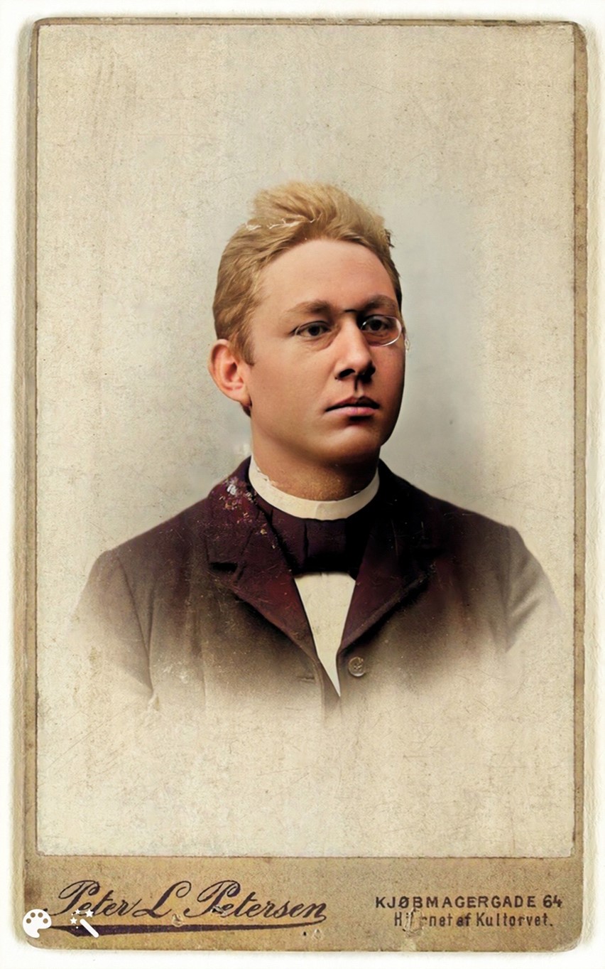 Johannes V Jensen i 1894, da han stadig læste medicin på Københavns Universitet. Billedet er blevet farvelagt og forbedret med MyHeritages fotoværktøjer