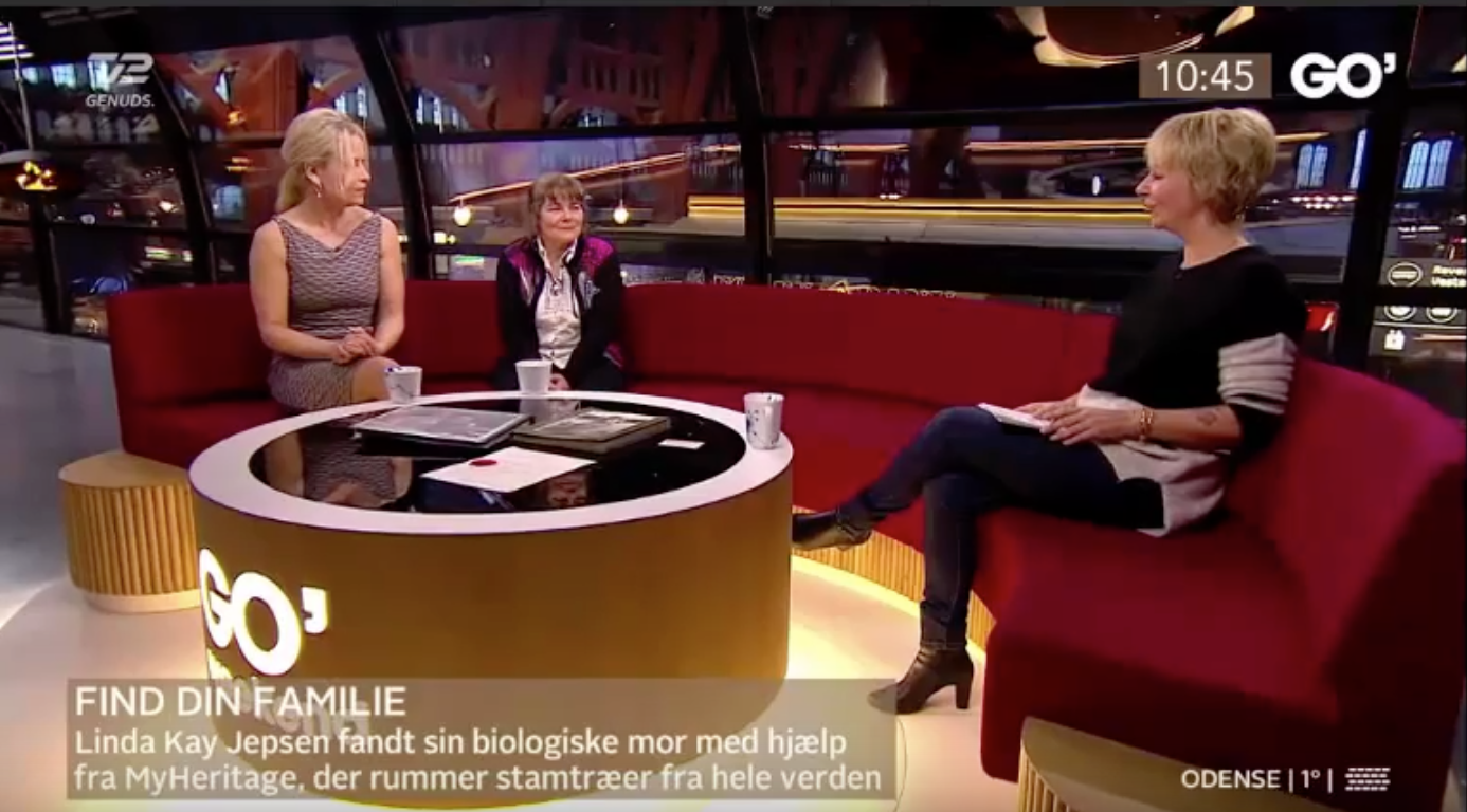 Linda Kay (i midten) fortæller sammen med repræsentanten for MyHeritage, Susanne Hacke (TV.), Puk Elgård (TH.) om genforeningen med sin mor.