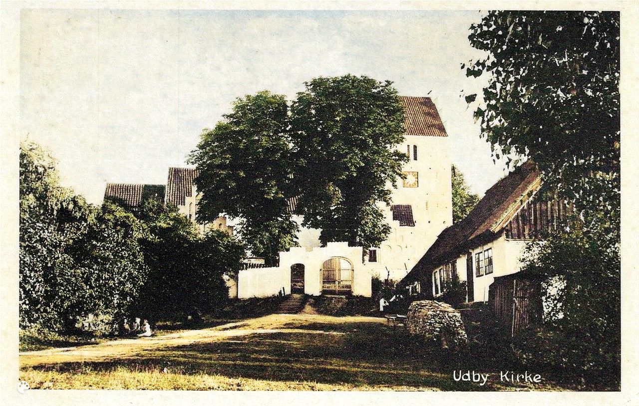 Et gammelt postkort med den hyggelige gamle Udby Kirke på Sydsjælland.