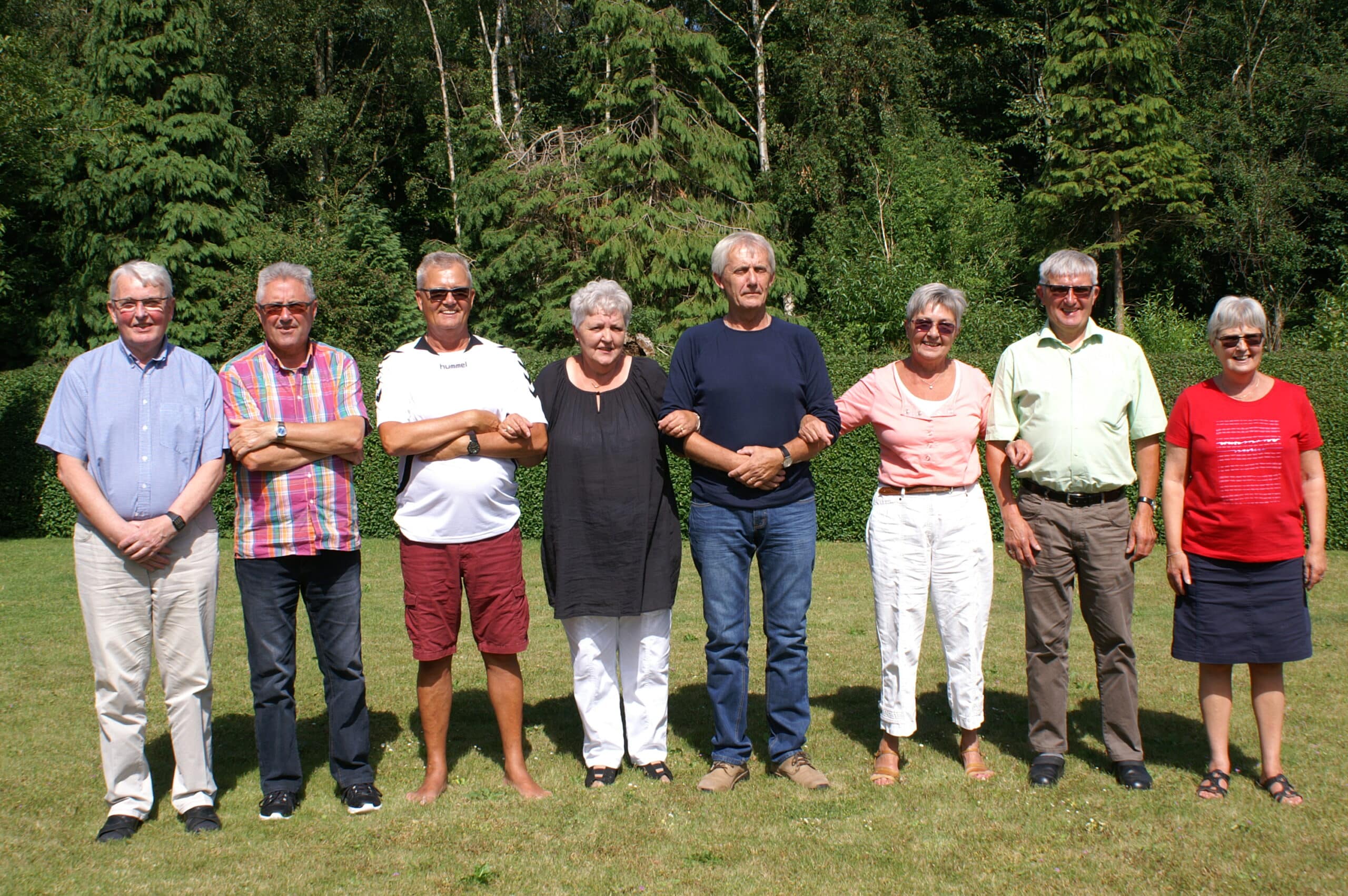 Per og hans 7 søskende, i aldersrækkefølge. Per er den ældste og står yderst til venstre.
