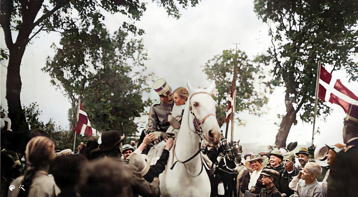 Kong Christian X ridende gennem Sønderjylland. Foto: Scanpix Nordfoto