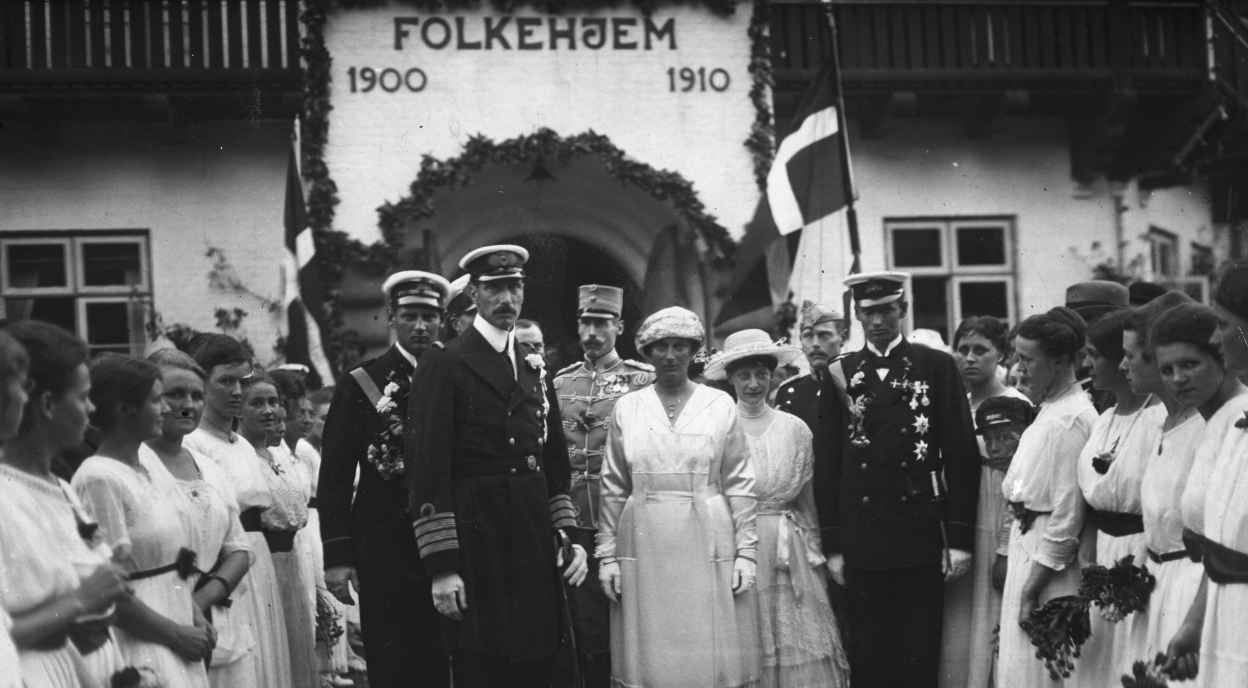 Kong Christian X i Sønderjylland i forbindelse med Genforeningen, med sønnerne kronprins Frederik (tv) (senere Kong Frederik IX) og arveprins Knud (th).