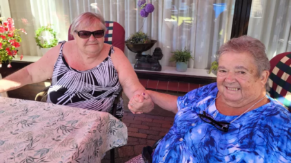 Halvsøstre født med måneders forskel finder hinanden som 75-årige takket være MyHeritage DNA