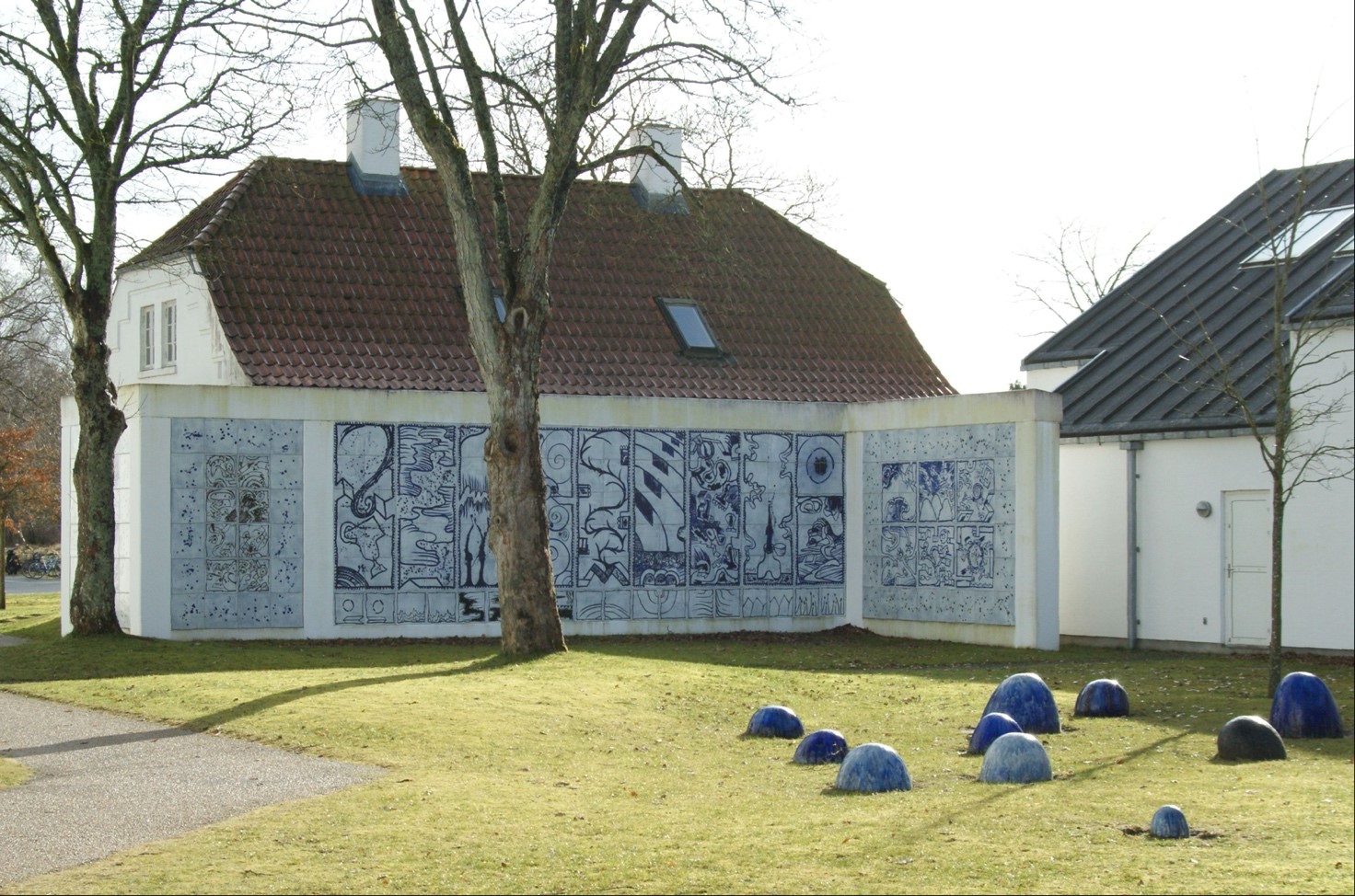 “Museum Jorn – Silkeborg Art Museum – The Asger Jorn Collection” af Jens Cederskjold, licenseret under CC BY 3.0. Museum Jorn i Silkeborg er opkaldt efter den anerkendte kunstner, der hen over de sidste 20 år af sit liv donerede omkring 5.500 kunstværket til Silkeborg Kunstmuseum