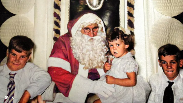 På julemandens knæ: 9 skønne fotos af børn, der besøger julemanden i forskellige tidsaldre