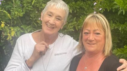 Julie & Julie: Søstre med samme navn finder hinanden efter 60 år, og lighederne er forbløffende