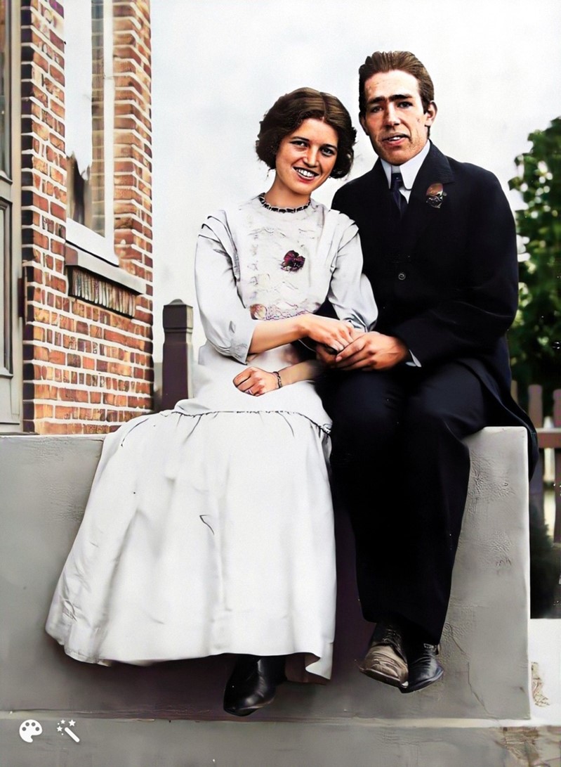 Niels Bohr sammen med hans senere kone Margrethe Nørlund på deres forlovelsesdag (Billedet er forbedret og farvelagt med Myheritage photo enhancer) 